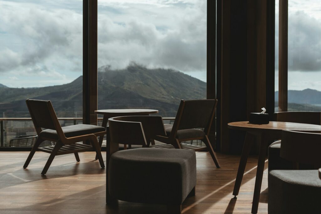 A restaurant with a view of the mountains